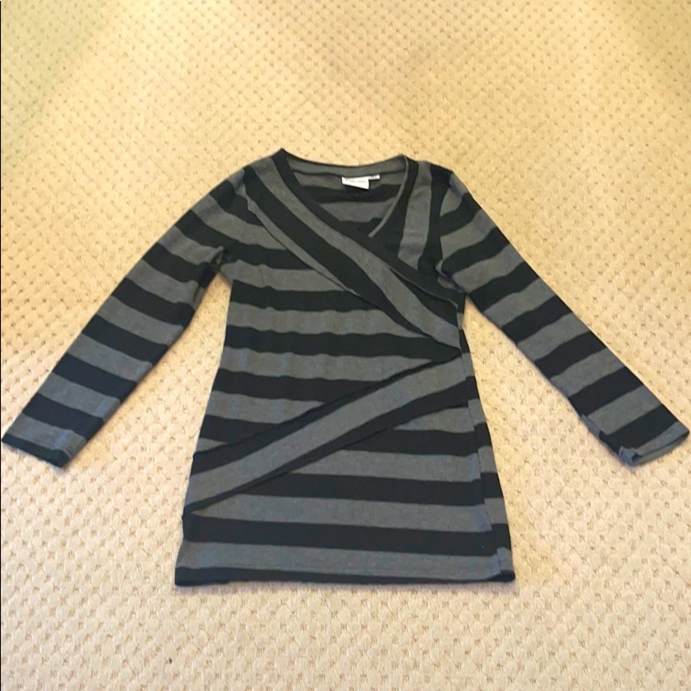 Young Threads sweater M